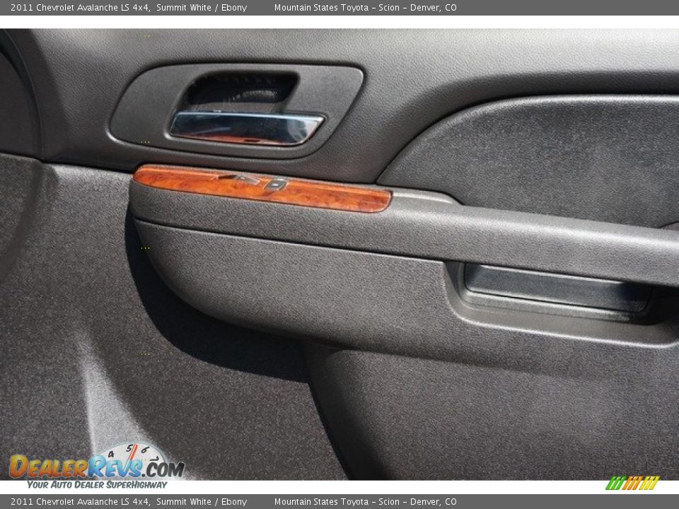 2011 Chevrolet Avalanche LS 4x4 Summit White / Ebony Photo #17