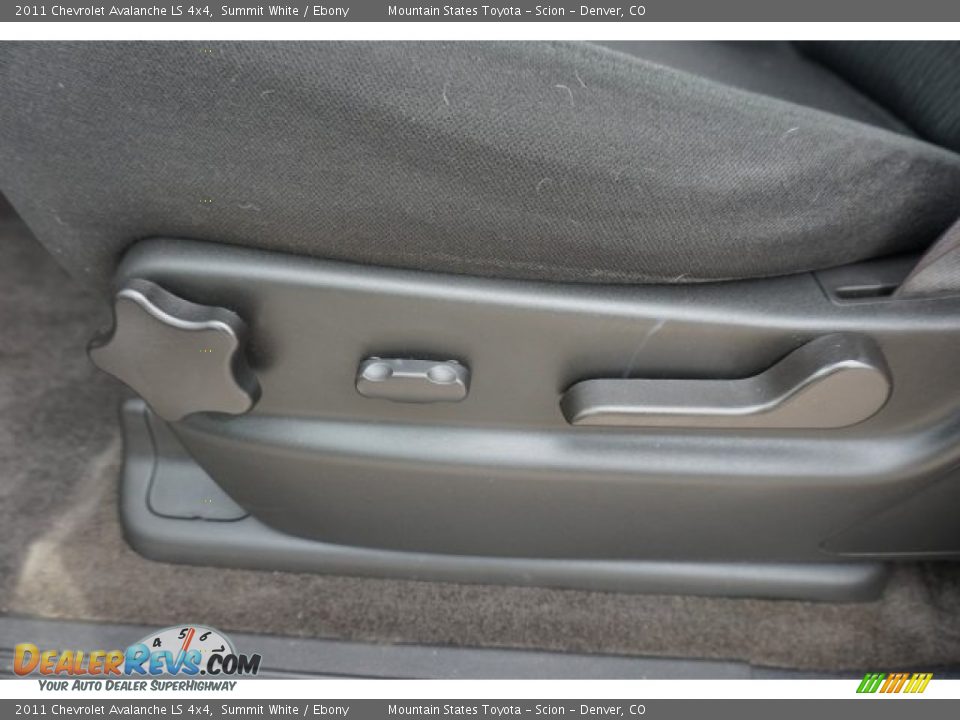 2011 Chevrolet Avalanche LS 4x4 Summit White / Ebony Photo #27
