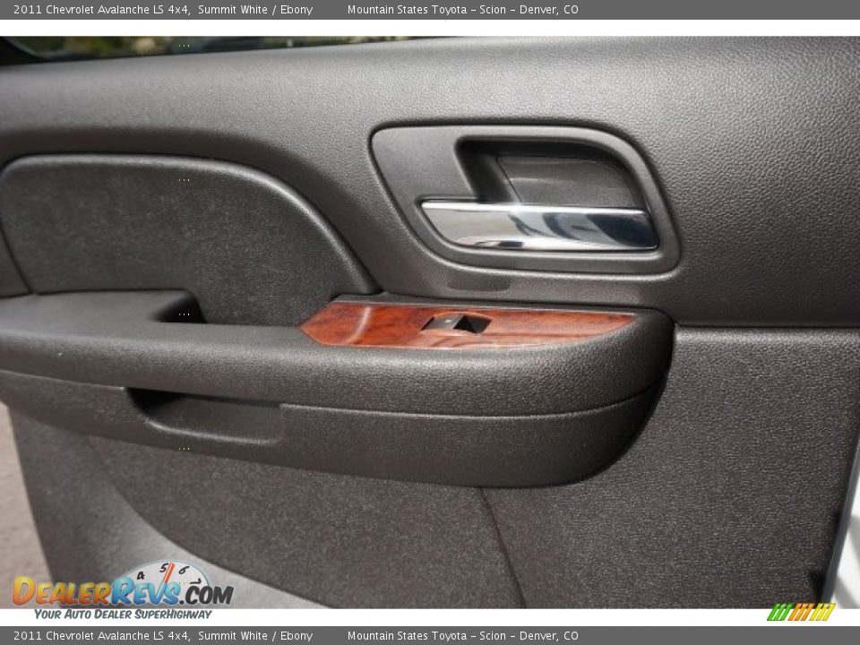 2011 Chevrolet Avalanche LS 4x4 Summit White / Ebony Photo #28