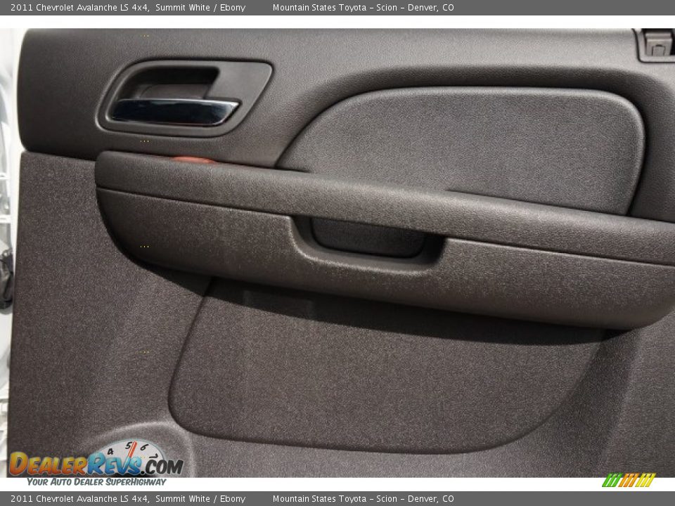 2011 Chevrolet Avalanche LS 4x4 Summit White / Ebony Photo #29