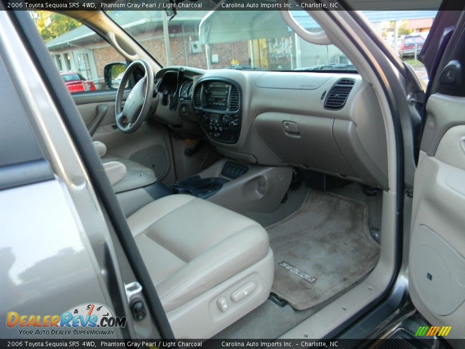 2006 Toyota Sequoia SR5 4WD Phantom Gray Pearl / Light Charcoal Photo #21