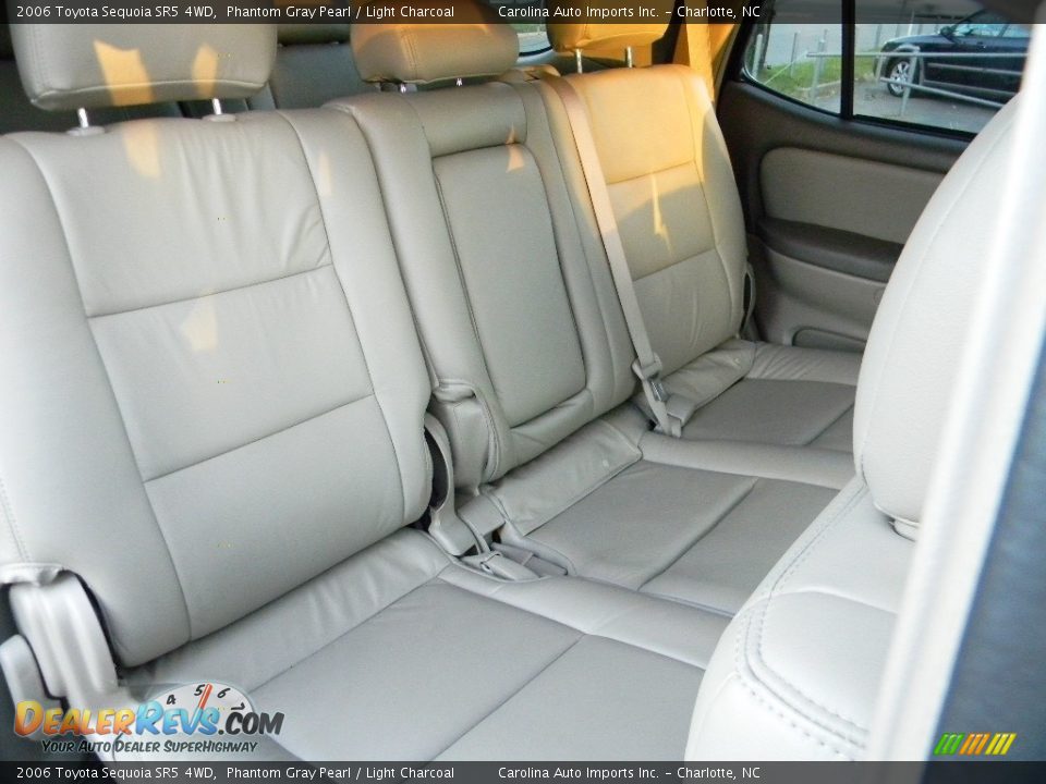 2006 Toyota Sequoia SR5 4WD Phantom Gray Pearl / Light Charcoal Photo #24