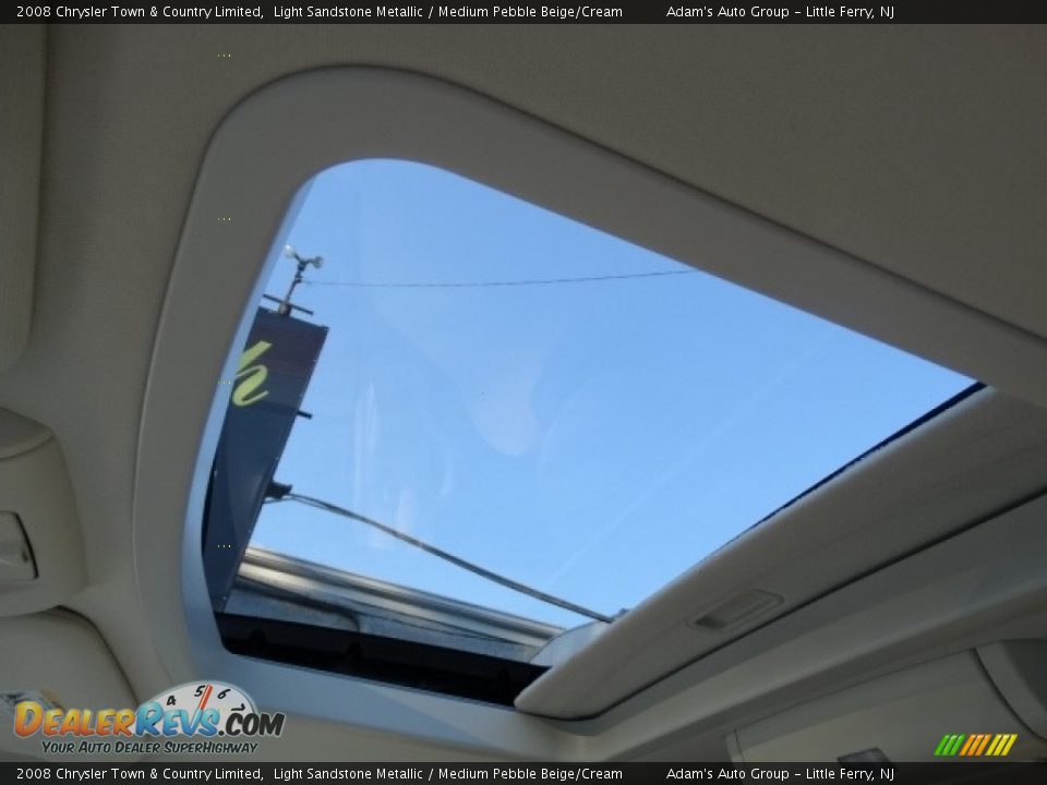 2008 Chrysler Town & Country Limited Light Sandstone Metallic / Medium Pebble Beige/Cream Photo #18