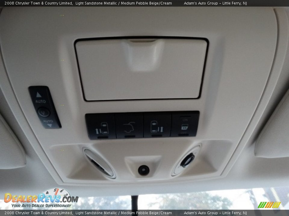 2008 Chrysler Town & Country Limited Light Sandstone Metallic / Medium Pebble Beige/Cream Photo #27