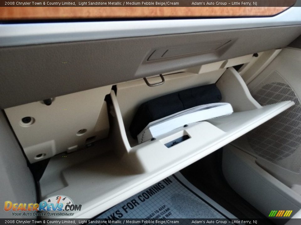 2008 Chrysler Town & Country Limited Light Sandstone Metallic / Medium Pebble Beige/Cream Photo #34