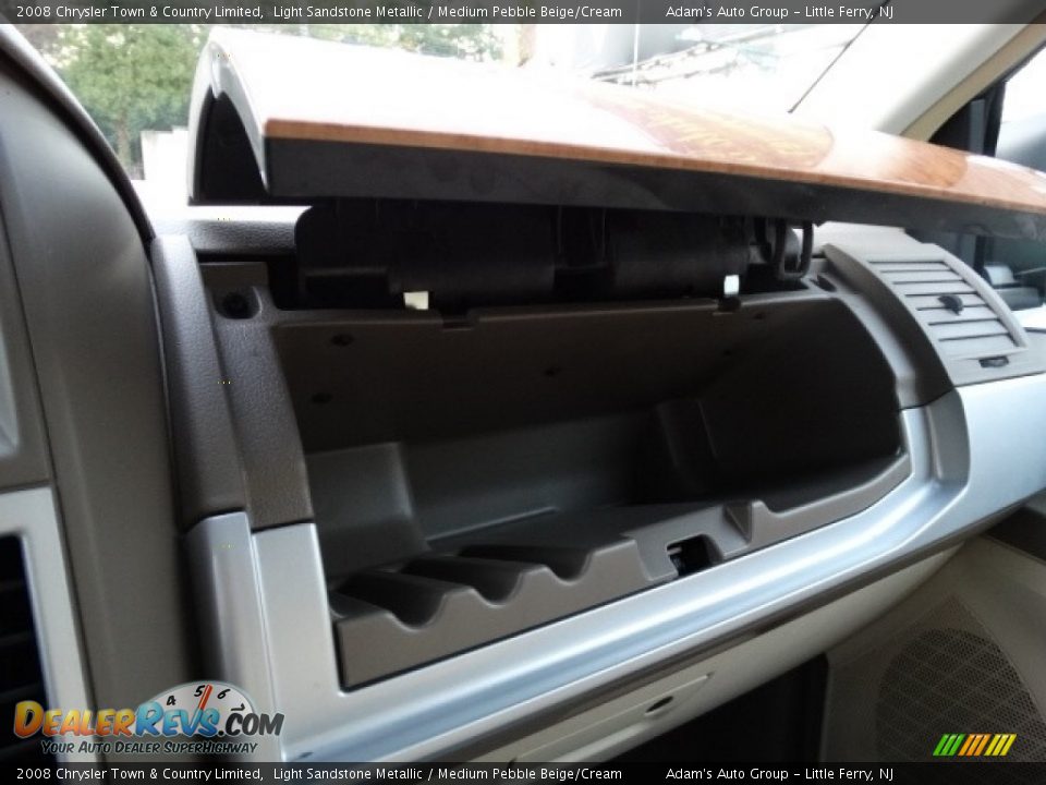 2008 Chrysler Town & Country Limited Light Sandstone Metallic / Medium Pebble Beige/Cream Photo #35