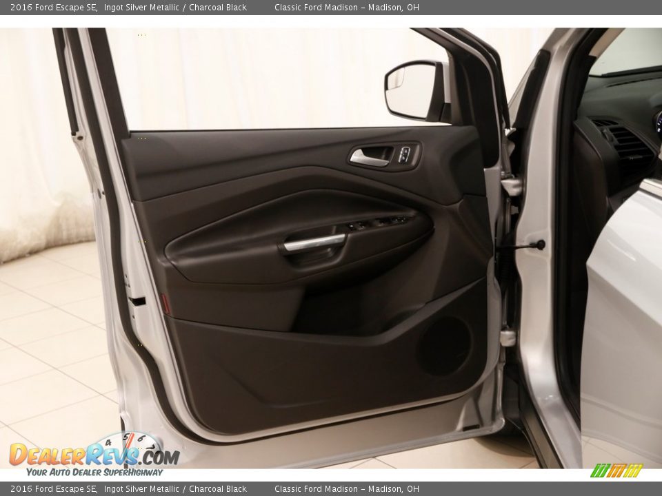 2016 Ford Escape SE Ingot Silver Metallic / Charcoal Black Photo #4