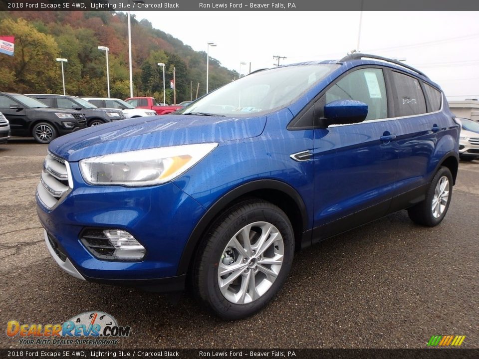 Front 3/4 View of 2018 Ford Escape SE 4WD Photo #7