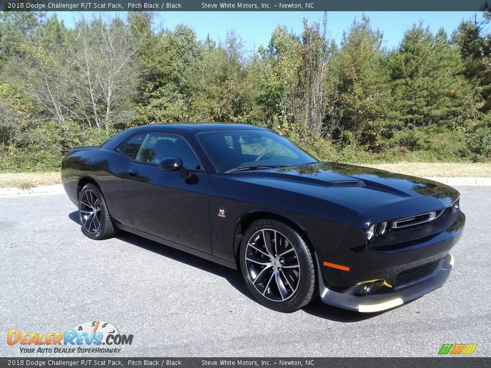 Front 3/4 View of 2018 Dodge Challenger R/T Scat Pack Photo #4