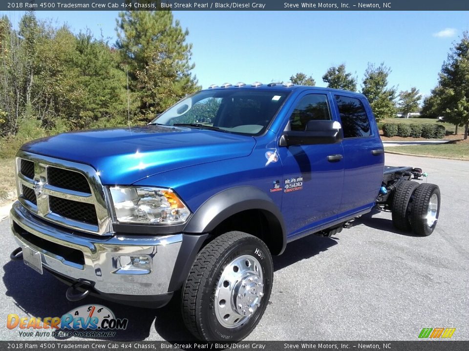 Front 3/4 View of 2018 Ram 4500 Tradesman Crew Cab 4x4 Chassis Photo #1