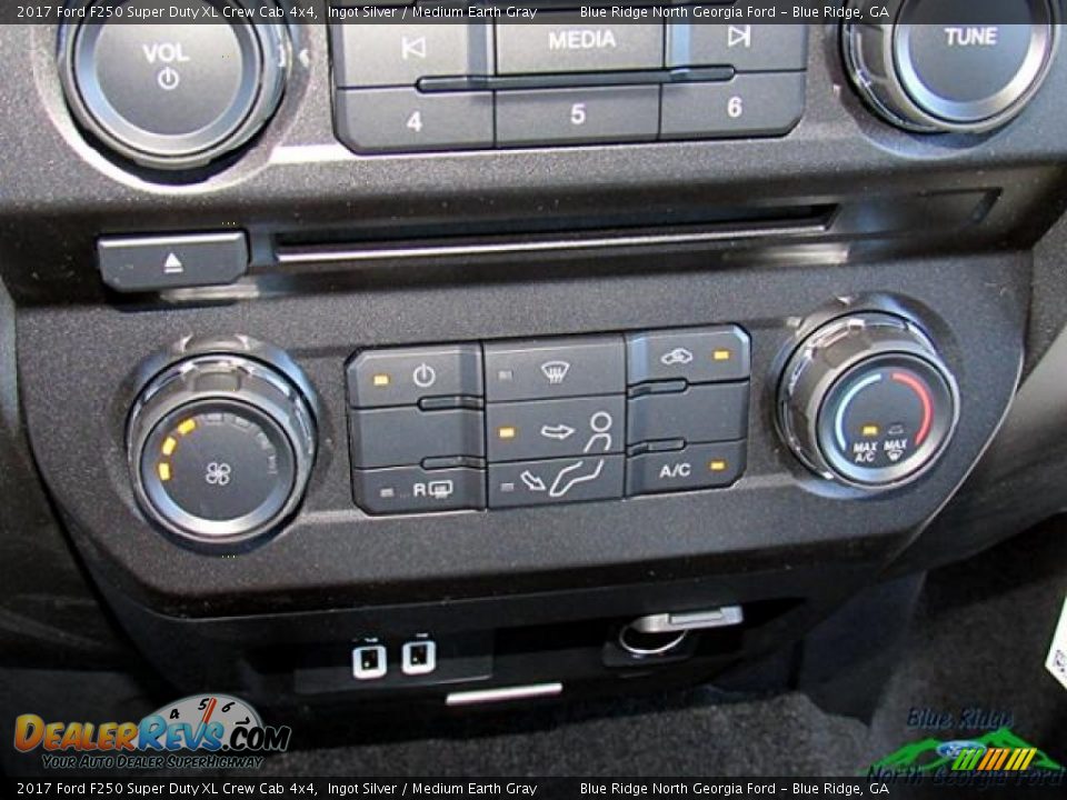 2017 Ford F250 Super Duty XL Crew Cab 4x4 Ingot Silver / Medium Earth Gray Photo #25