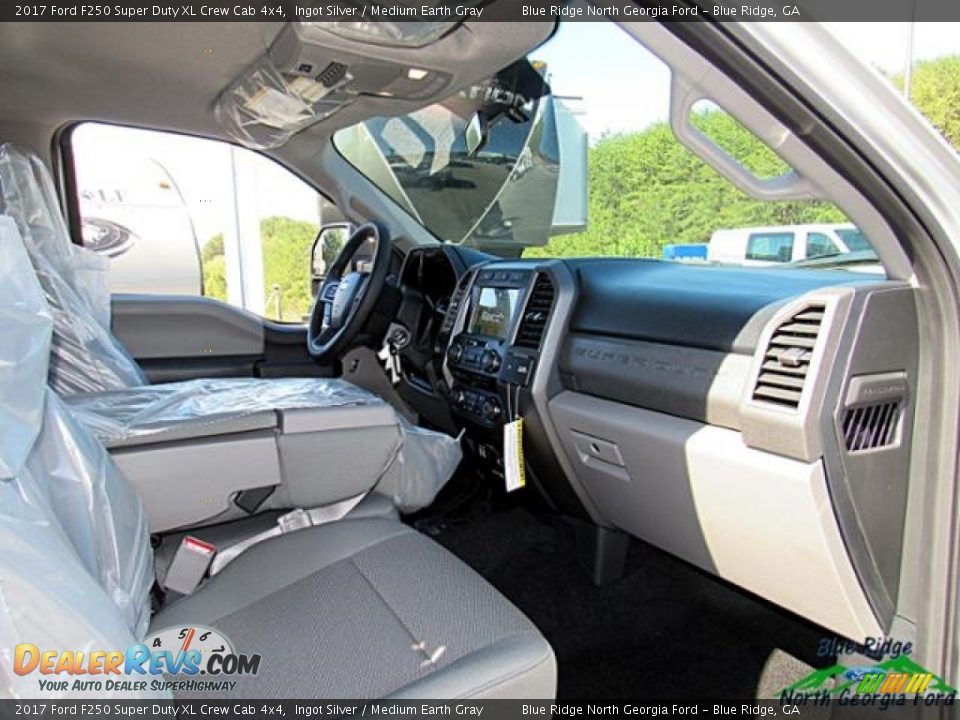 2017 Ford F250 Super Duty XL Crew Cab 4x4 Ingot Silver / Medium Earth Gray Photo #32