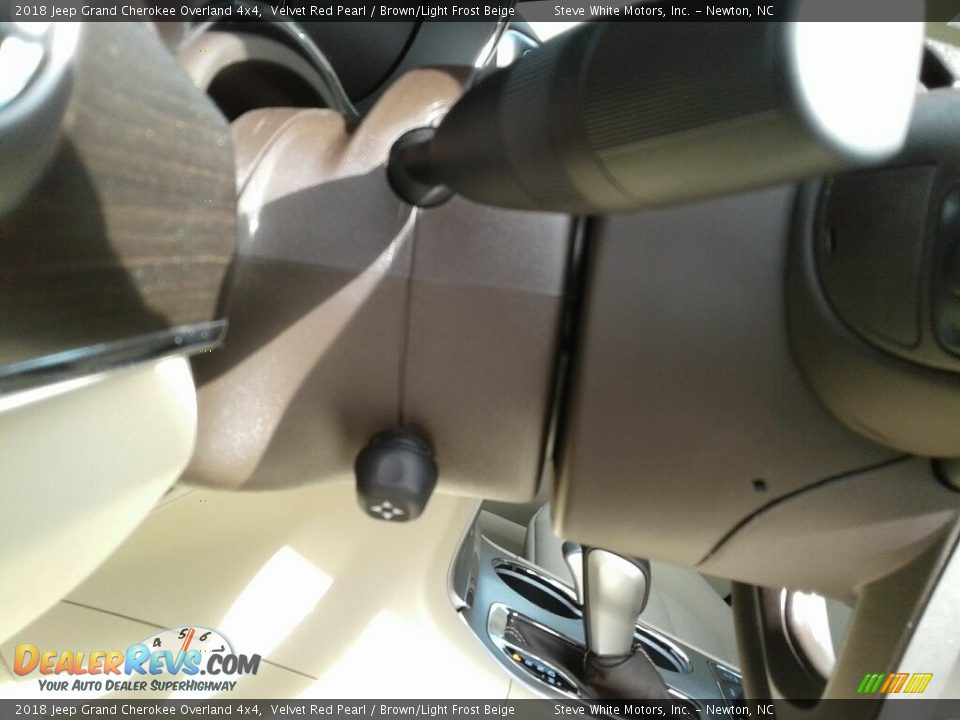 2018 Jeep Grand Cherokee Overland 4x4 Velvet Red Pearl / Brown/Light Frost Beige Photo #16