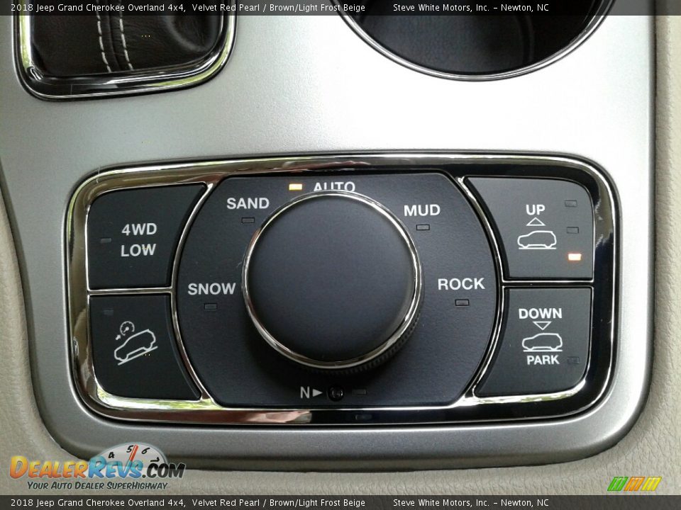 2018 Jeep Grand Cherokee Overland 4x4 Velvet Red Pearl / Brown/Light Frost Beige Photo #33