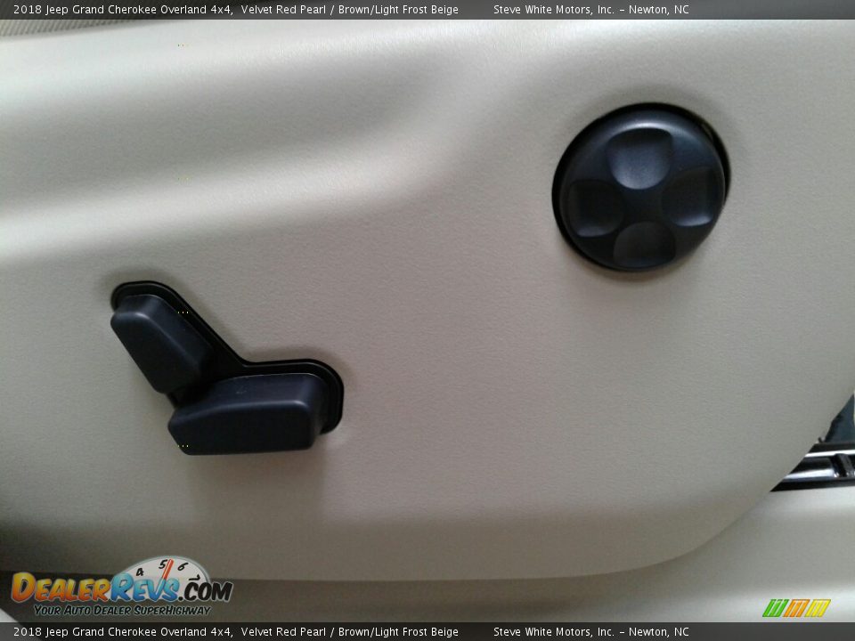 2018 Jeep Grand Cherokee Overland 4x4 Velvet Red Pearl / Brown/Light Frost Beige Photo #36