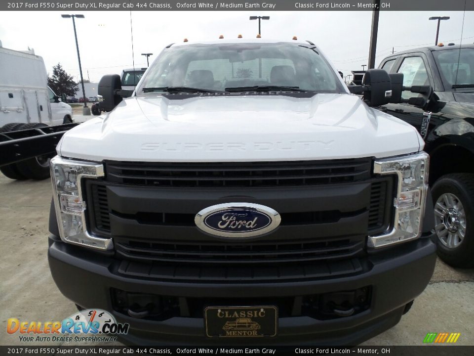 2017 Ford F550 Super Duty XL Regular Cab 4x4 Chassis Oxford White / Medium Earth Gray Photo #2
