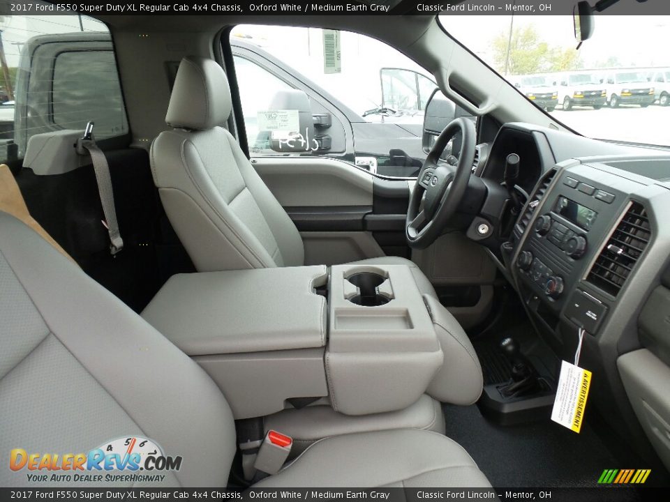 2017 Ford F550 Super Duty XL Regular Cab 4x4 Chassis Oxford White / Medium Earth Gray Photo #5