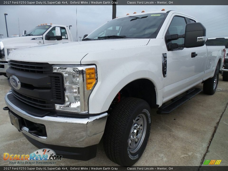 2017 Ford F250 Super Duty XL SuperCab 4x4 Oxford White / Medium Earth Gray Photo #1
