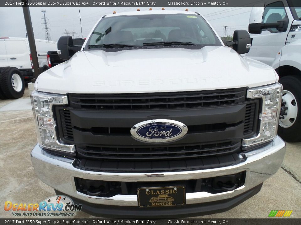 2017 Ford F250 Super Duty XL SuperCab 4x4 Oxford White / Medium Earth Gray Photo #2