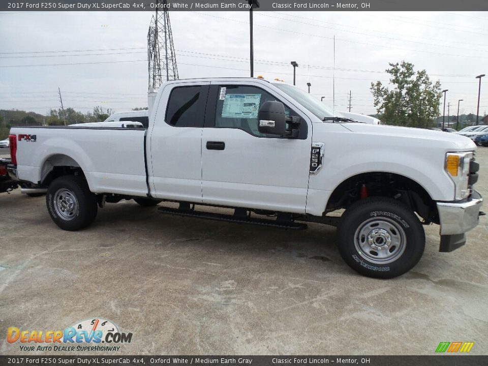 2017 Ford F250 Super Duty XL SuperCab 4x4 Oxford White / Medium Earth Gray Photo #3