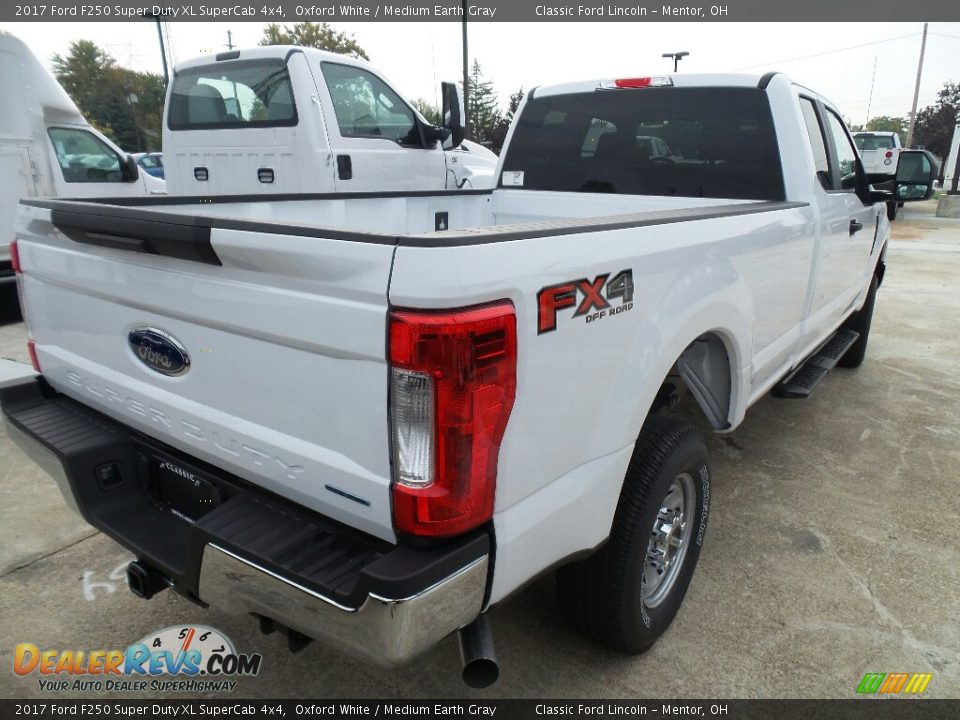 2017 Ford F250 Super Duty XL SuperCab 4x4 Oxford White / Medium Earth Gray Photo #4