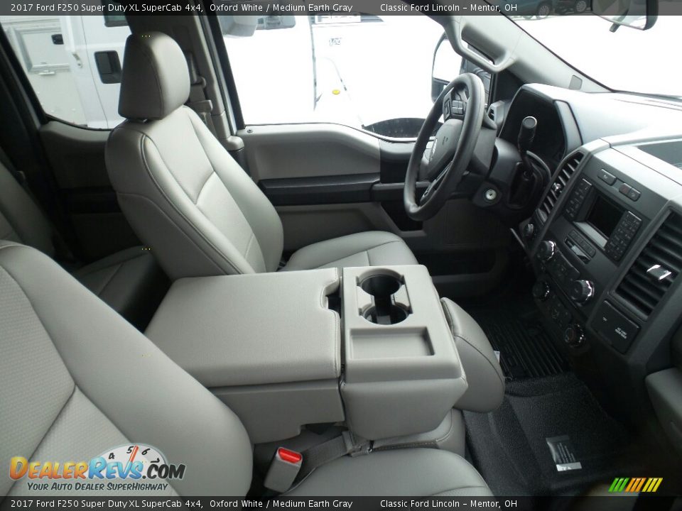 2017 Ford F250 Super Duty XL SuperCab 4x4 Oxford White / Medium Earth Gray Photo #5