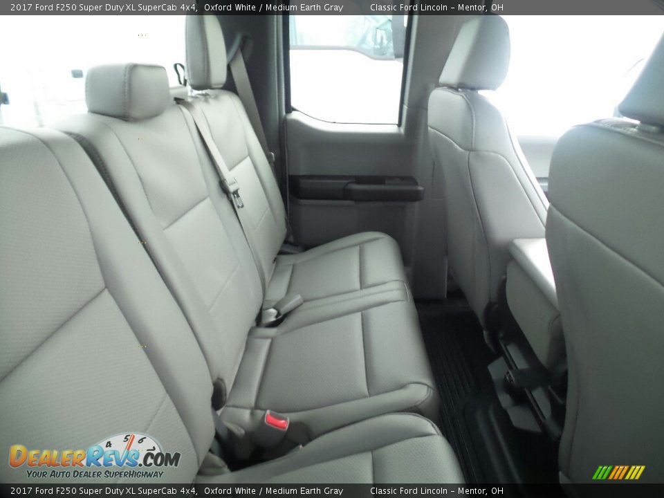 2017 Ford F250 Super Duty XL SuperCab 4x4 Oxford White / Medium Earth Gray Photo #6
