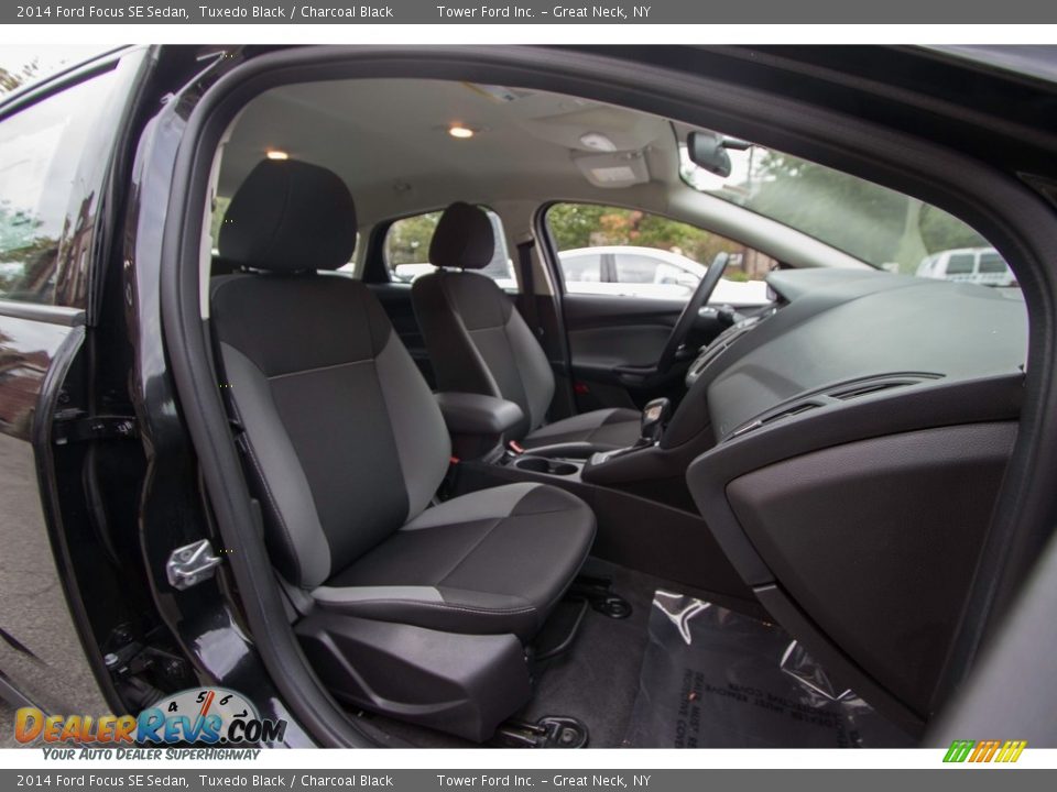 2014 Ford Focus SE Sedan Tuxedo Black / Charcoal Black Photo #24