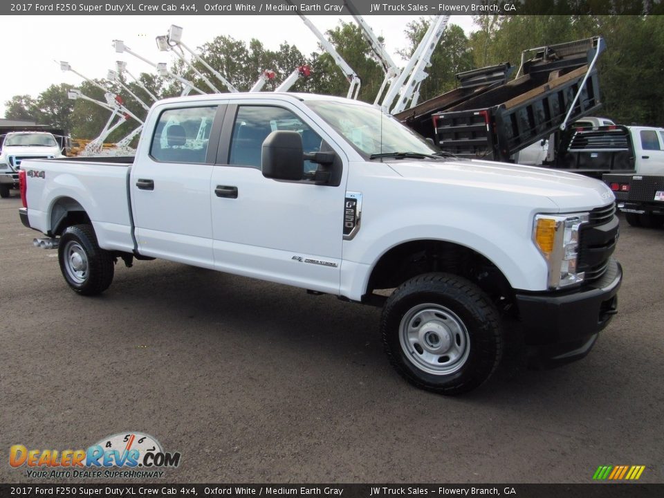 2017 Ford F250 Super Duty XL Crew Cab 4x4 Oxford White / Medium Earth Gray Photo #4