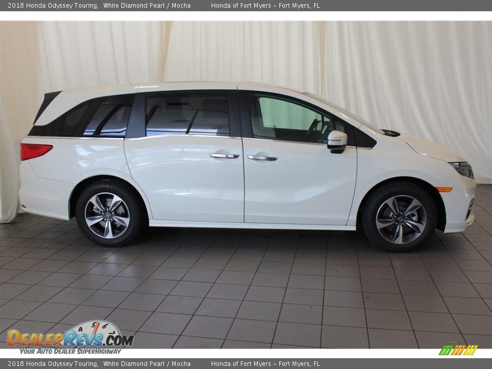 2018 Honda Odyssey Touring White Diamond Pearl / Mocha Photo #4