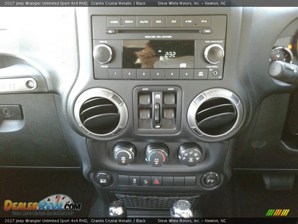 2017 Jeep Wrangler Unlimited Sport 4x4 RHD Granite Crystal Metallic / Black Photo #18