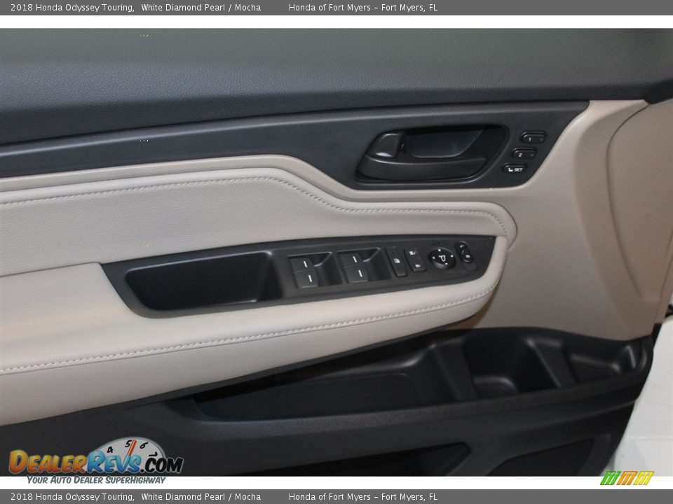 2018 Honda Odyssey Touring White Diamond Pearl / Mocha Photo #9