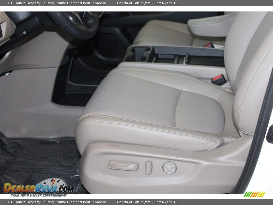 2018 Honda Odyssey Touring White Diamond Pearl / Mocha Photo #12