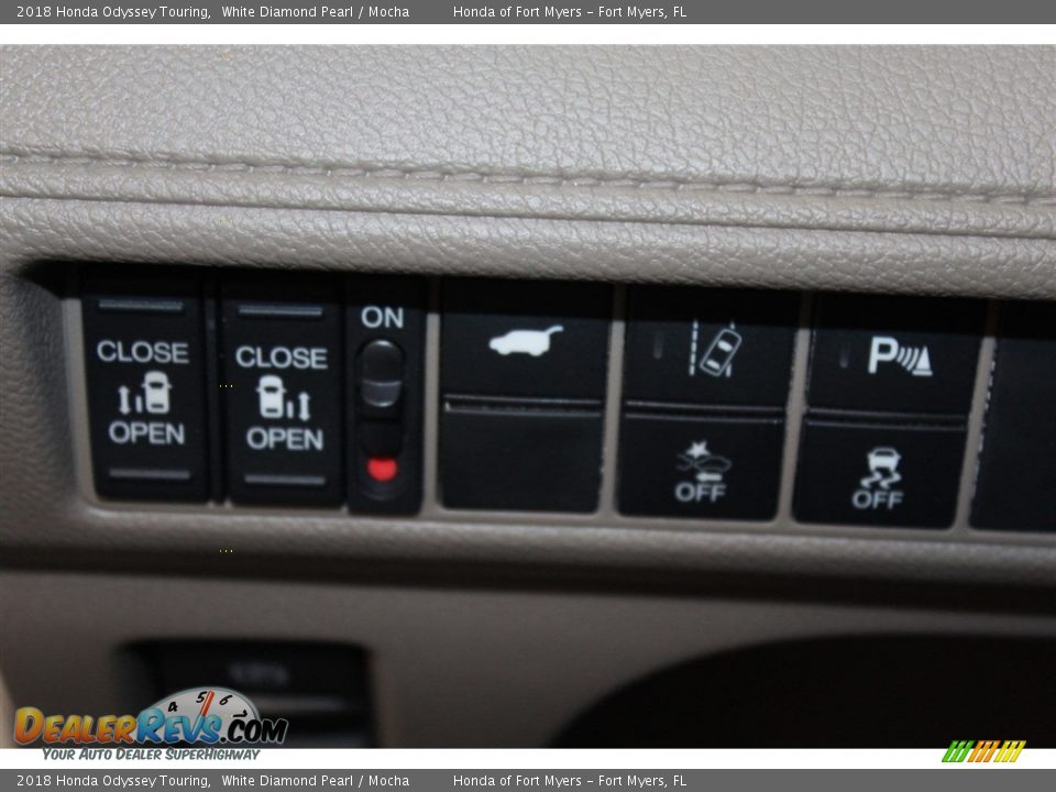 2018 Honda Odyssey Touring White Diamond Pearl / Mocha Photo #14