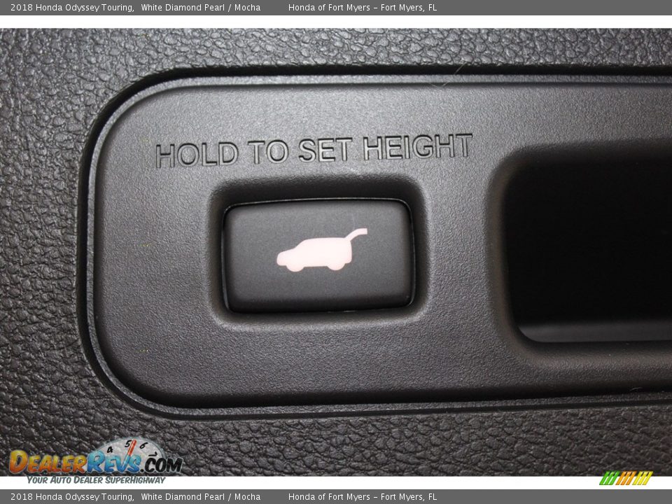 2018 Honda Odyssey Touring White Diamond Pearl / Mocha Photo #28