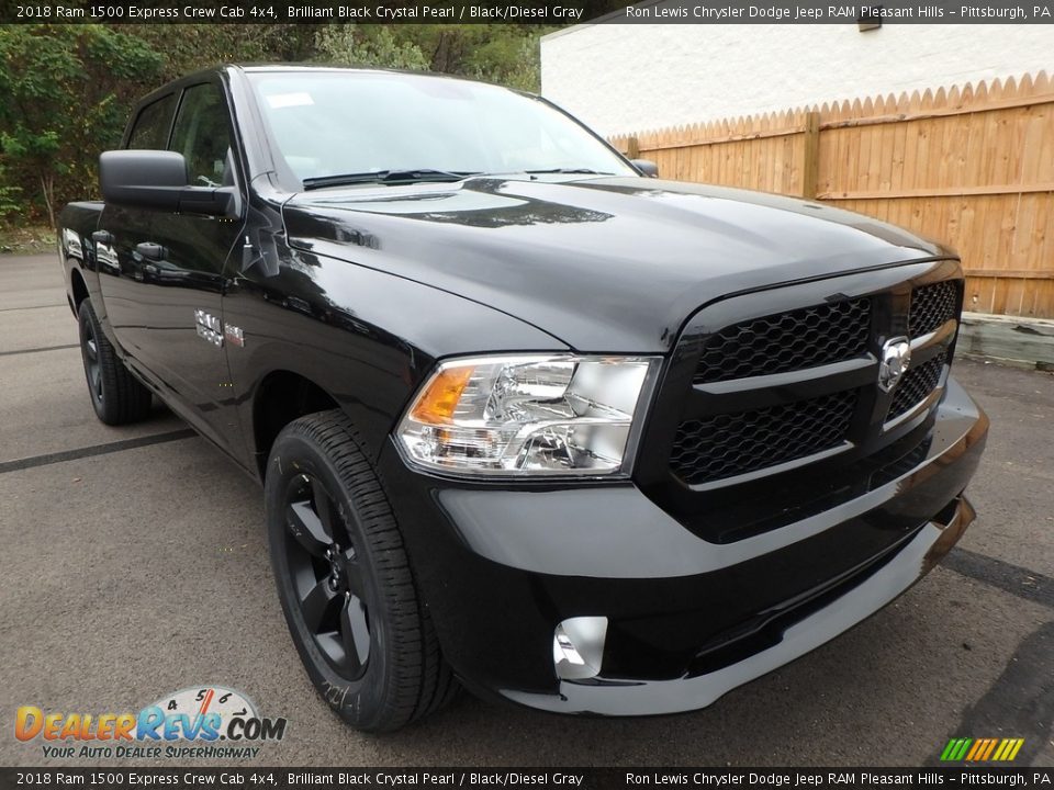 Front 3/4 View of 2018 Ram 1500 Express Crew Cab 4x4 Photo #7