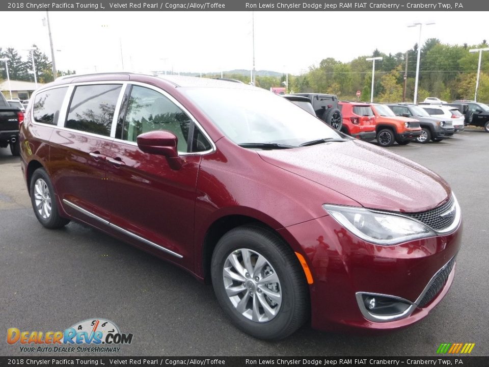 Front 3/4 View of 2018 Chrysler Pacifica Touring L Photo #7