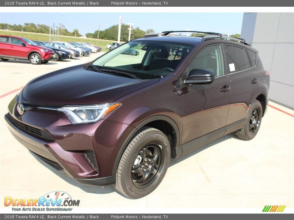 Front 3/4 View of 2018 Toyota RAV4 LE Photo #3