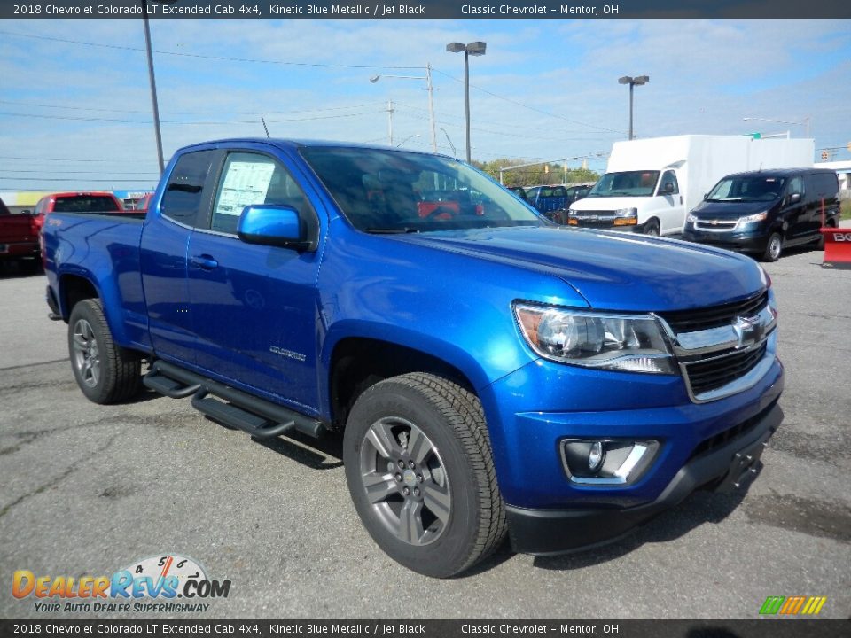 Front 3/4 View of 2018 Chevrolet Colorado LT Extended Cab 4x4 Photo #3