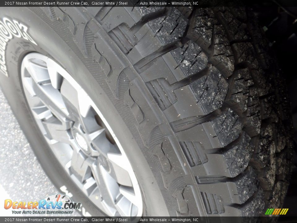 2017 Nissan Frontier Desert Runner Crew Cab Glacier White / Steel Photo #8