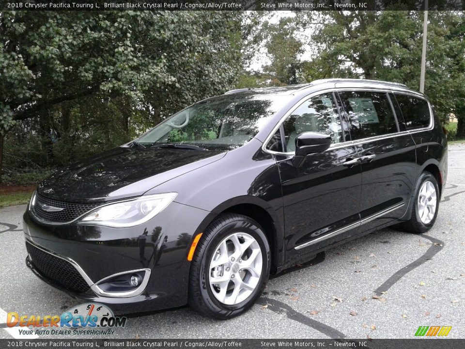 Front 3/4 View of 2018 Chrysler Pacifica Touring L Photo #2