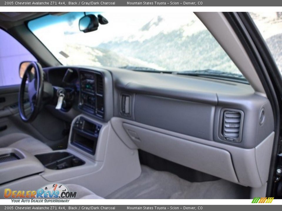 2005 Chevrolet Avalanche Z71 4x4 Black / Gray/Dark Charcoal Photo #17