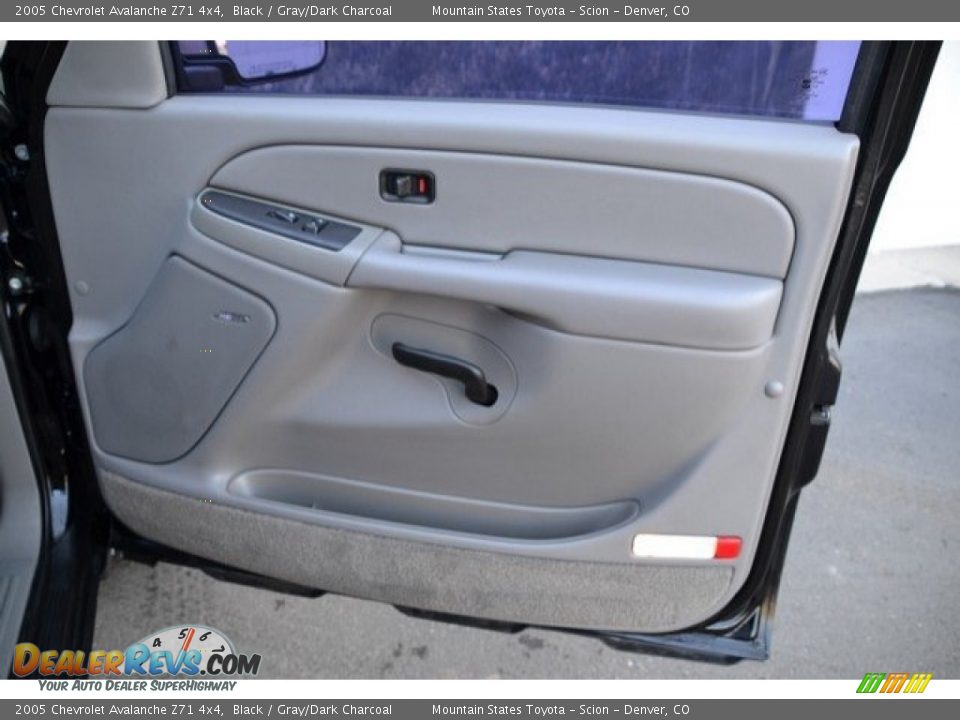 2005 Chevrolet Avalanche Z71 4x4 Black / Gray/Dark Charcoal Photo #26