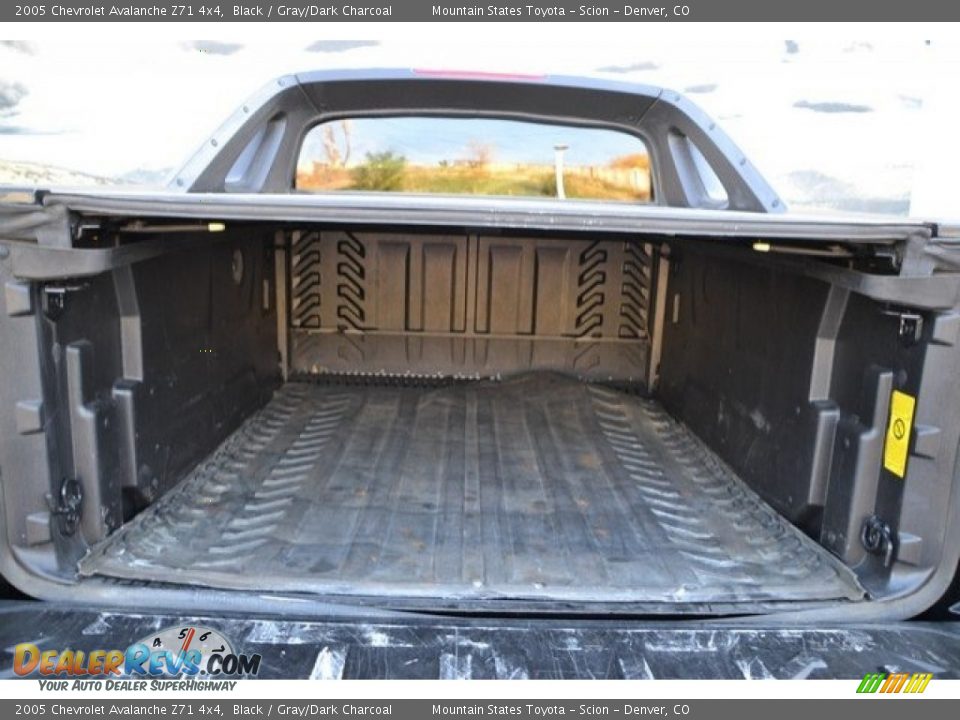 2005 Chevrolet Avalanche Z71 4x4 Black / Gray/Dark Charcoal Photo #27