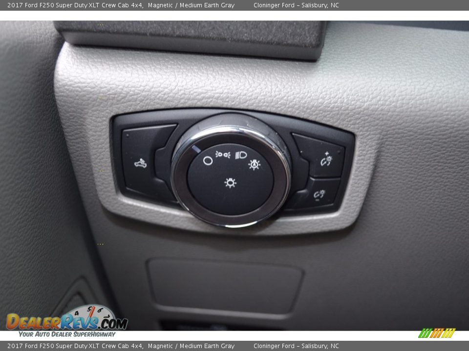 2017 Ford F250 Super Duty XLT Crew Cab 4x4 Magnetic / Medium Earth Gray Photo #16