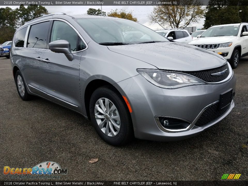 Front 3/4 View of 2018 Chrysler Pacifica Touring L Photo #1