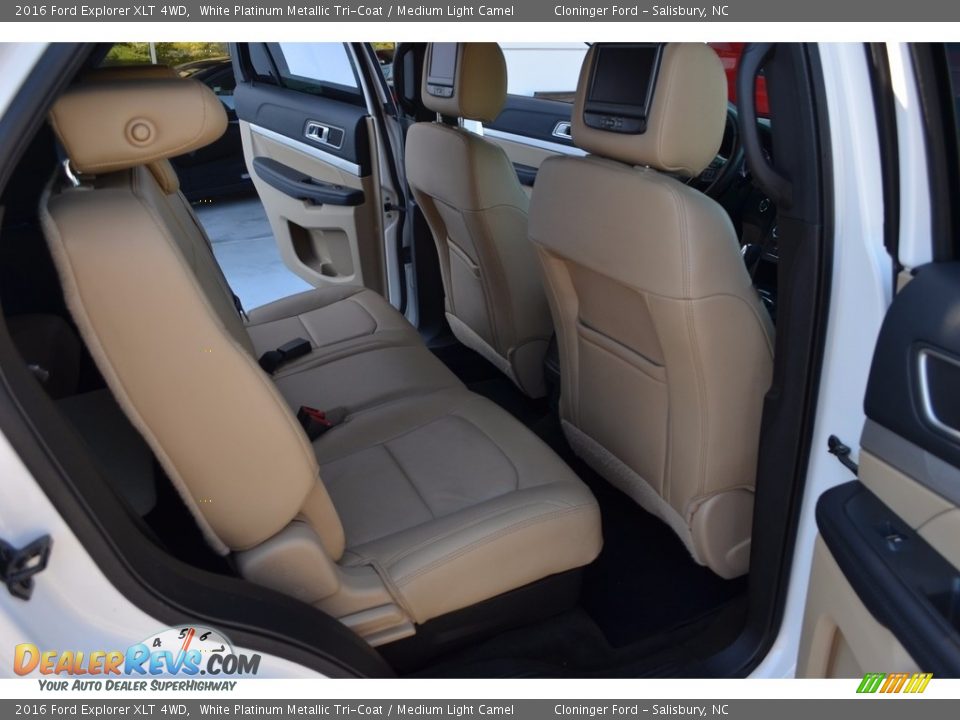 2016 Ford Explorer XLT 4WD White Platinum Metallic Tri-Coat / Medium Light Camel Photo #14