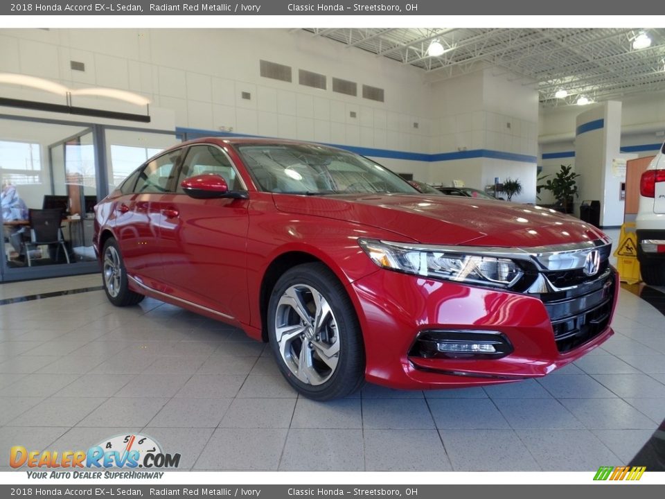 Front 3/4 View of 2018 Honda Accord EX-L Sedan Photo #3