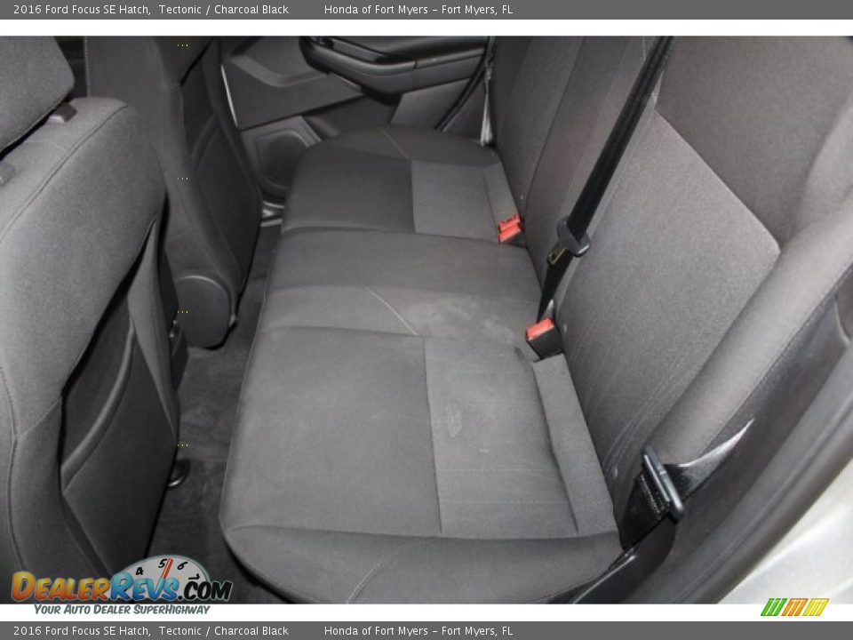 2016 Ford Focus SE Hatch Tectonic / Charcoal Black Photo #28