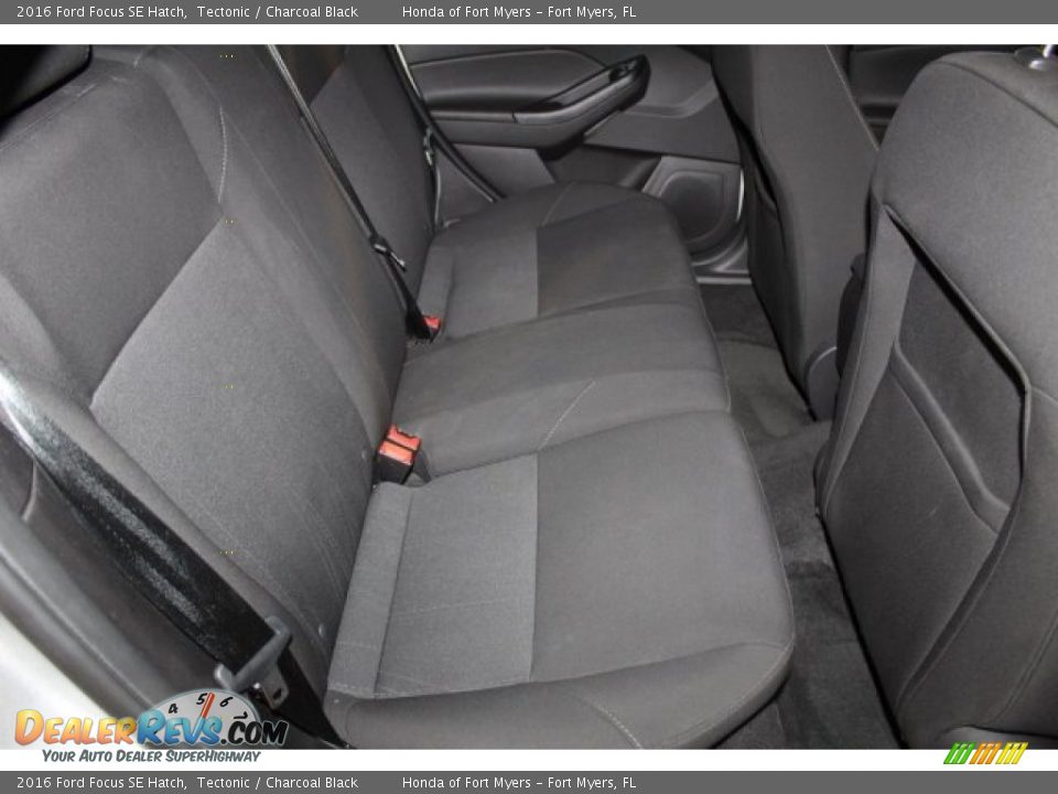 2016 Ford Focus SE Hatch Tectonic / Charcoal Black Photo #31